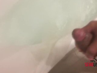 Se masturba en la bañera