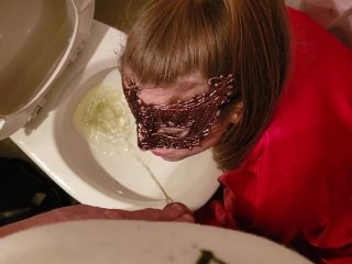 girlfriend put her face over the TOILET and get PISS in the mouth