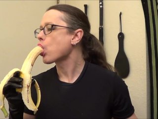 Athletic Babe Deepthroats Banana