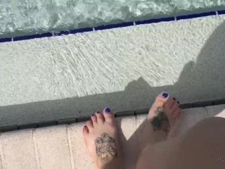 Kittys Feet go for a swim