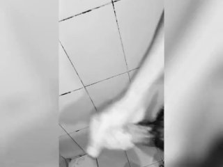 Deslechada  de chacal en el baño 