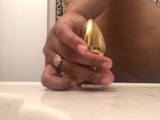 Fitting anal plug into fat booty 
