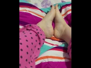 tici_feet @tici_feet IG tici feet crossing feet on the bed, black toenails