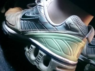Sessione di pedal pumping con queste scarpe da tennis usurate