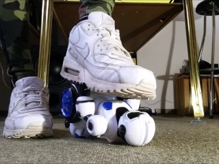 Roboter Crushing with Nike Air Max 90