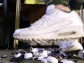 Roboter Crushing with Nike Air Max 90 (Trailer)