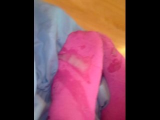 I cum on her Teen feets (she ist wearing pink socks)