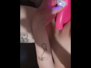 Tattoo'd goth slut cums on vibrator