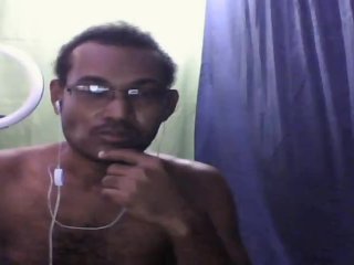 Hombre desnudo, atractivo y sensual haciendo show webcam live