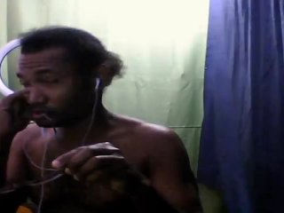 Hombre desnudo, atractivo y sensual haciendo show webcam live
