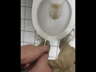 Geil in die Toilette gepisst!