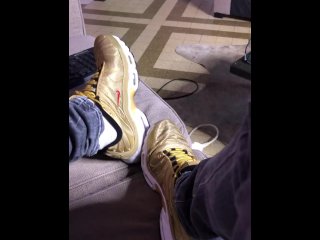 GOLDEN SNEAKERS TAKE OFF