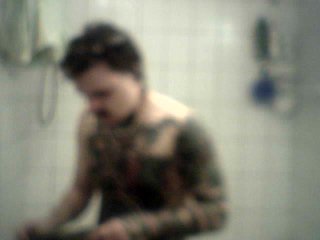 Homme bi et tattoué prend une longue douche chaude