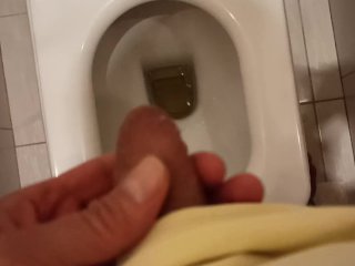 I pee in the toilet and show my dickhead ... Писаю в ладошку и откатываю головку члена...