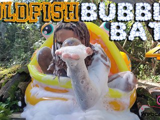 Goldfish Bubble Bath (4K)
