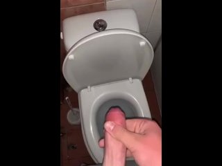 Rosjanin szarpie się w toalecie