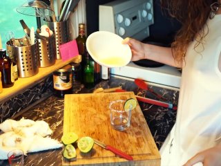 How to squeeze the juice out of a lemon, with Piper Blush
