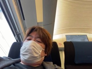 スカイライナーで成田空港に向かう人