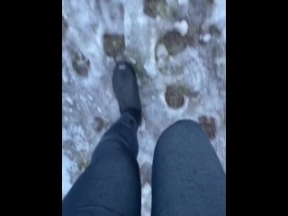 MIt Neoprenschuhen im Schnee und Matsch mit Jeans-Leggings