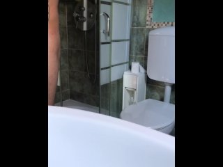 Pompino in bagno (amatoriale italiano)
