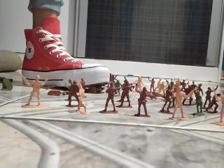 Giantess Crush Army Men soldiers