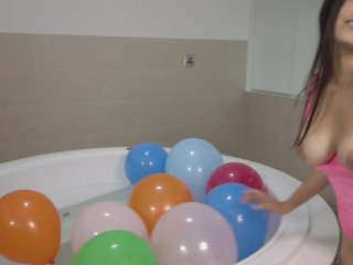 jugando con globos de latex por todo mi cuerpo en la tina