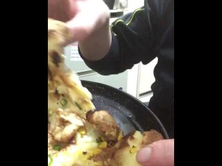 Video of a fat pig eating pizza for lunch.