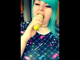 BBW thicc pawg eats a cucumber :P