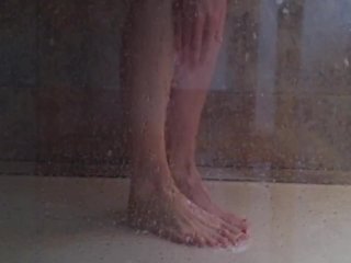 Je lave mes pieds dans la douche