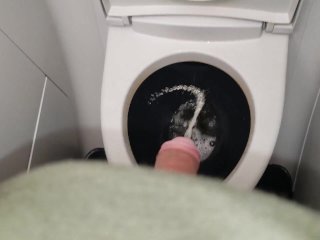 Pissing at 30,000ft! Pee on plane.