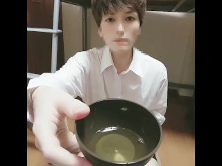 イケメン日本人のおしっこ！カップに大量放尿！005