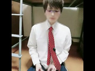 イケメンメガネ社員のオナニー！仕事中に我慢できずに大量射精！017