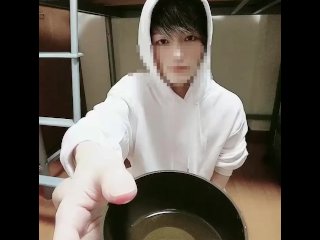 イケメン裸パーカーのおしっこ！カップに大量放尿！022