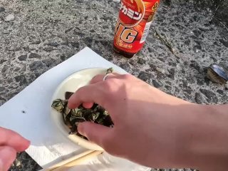 カメノテを完食するいもこ
