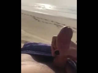 Dick Flash : Une beurette française me surprend sur la plage et finit par me faire jouir