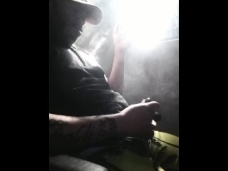 Smoke And Handjob, fumando e batendo uma que brisa