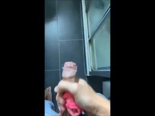 Dick Flash Cum : Je sors ma grosse queue pendant que ma voisine salope de 18 ans prend sa douche