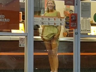 Milf flashes kitty at little caesars 