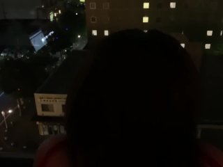 夜景をバックにバック