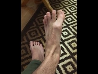 Veiny male feet