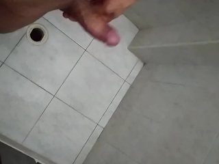 Chico   juega con su pene en el baño HOT