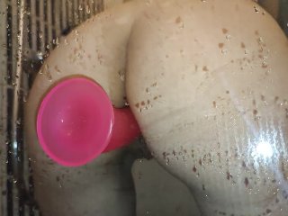 Filmed how the shoved a rubber dick into her anal