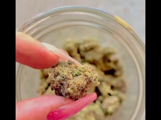GOING THRU MY BIG MASON JAR OF FULL OF DESIGNER COOKIES CANNABIS WITH PINK NAILS // BLONDE BUNNY