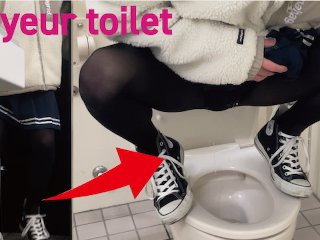 [Voyeur] A woman boldly pees in a public toilet near a high school  Japanese