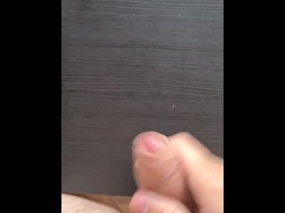 Russo branco pau atira porra na mesa preta