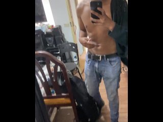 Hombre candente moreno fuerte