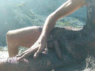 Me lleno de Barro y Hago Nudismo En Una Playa Virgen Frente a Una Pareja Gay