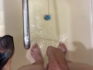 Everyone does it)) Pissing in the bathroom without hands