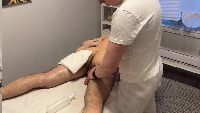 Повешенный парень возбудился во время массажа с новым массажистом Pornhub Gay