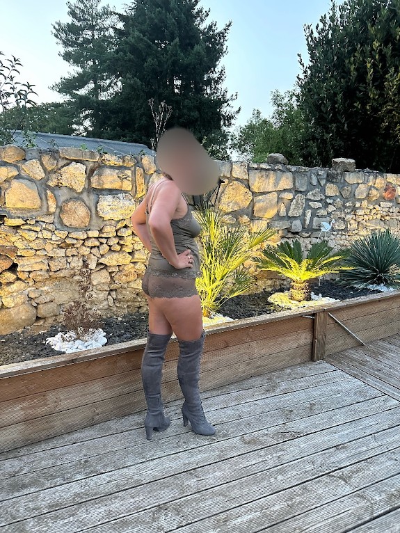 Sandy en cuissarde et tenue sexy